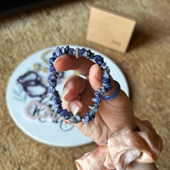 Set of 8 bracelets and 10 rings Natural Crystal Chakra Gemstone Crystal Chip. - Picture 7 of 17